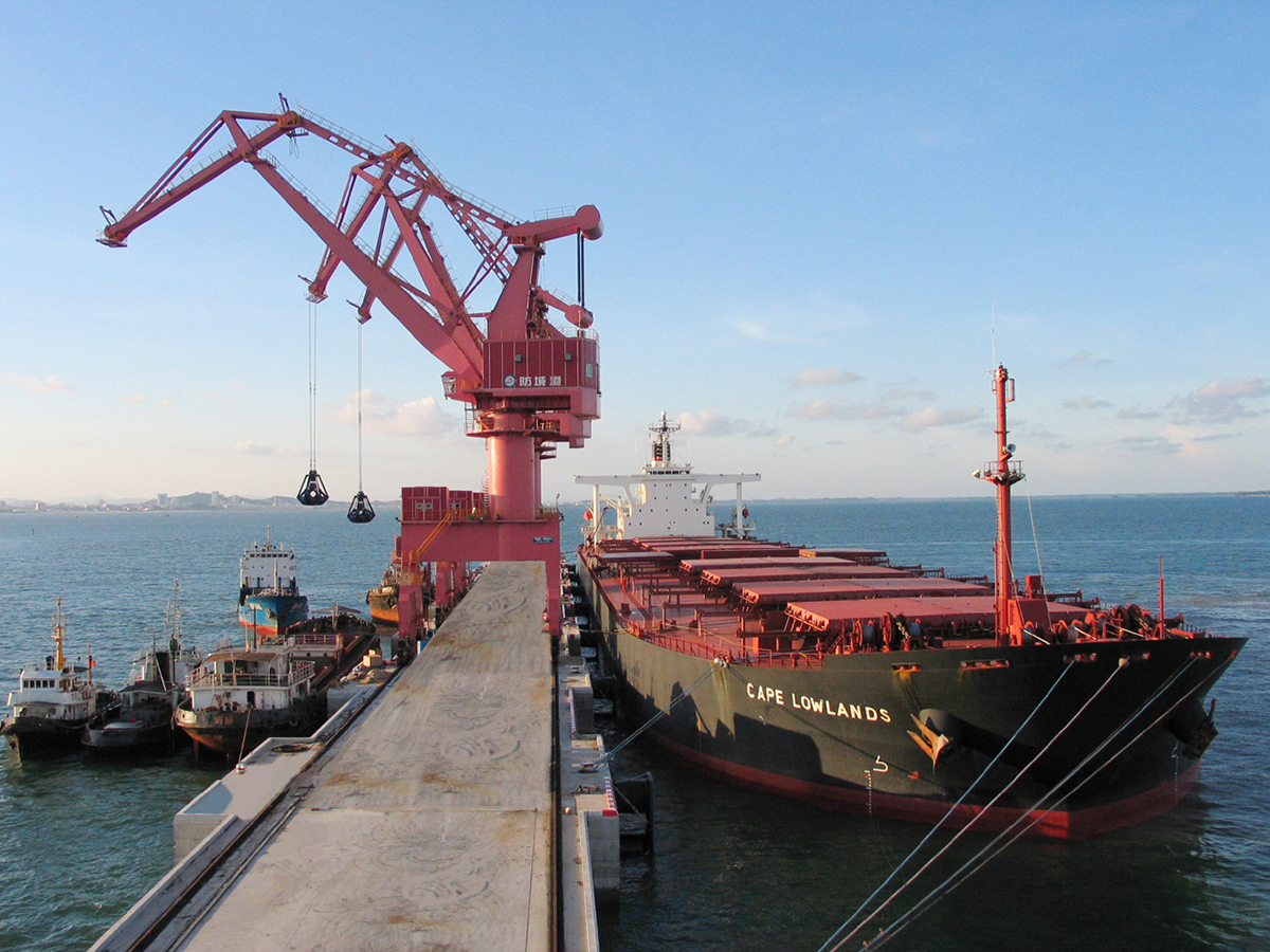 防城港萬噸級碼頭，為我國西南出海大通道中最便捷的深水良港.jpg